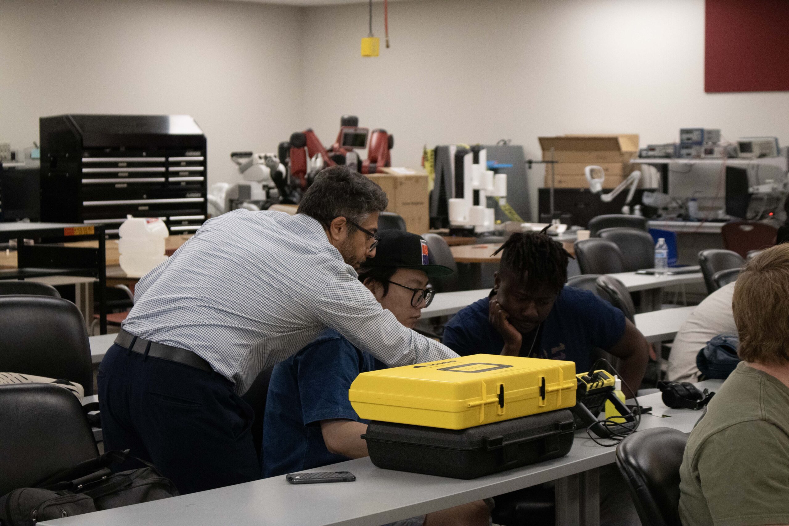 Teaching students how to work with UT equipment